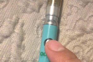 vape pen flashing green light.